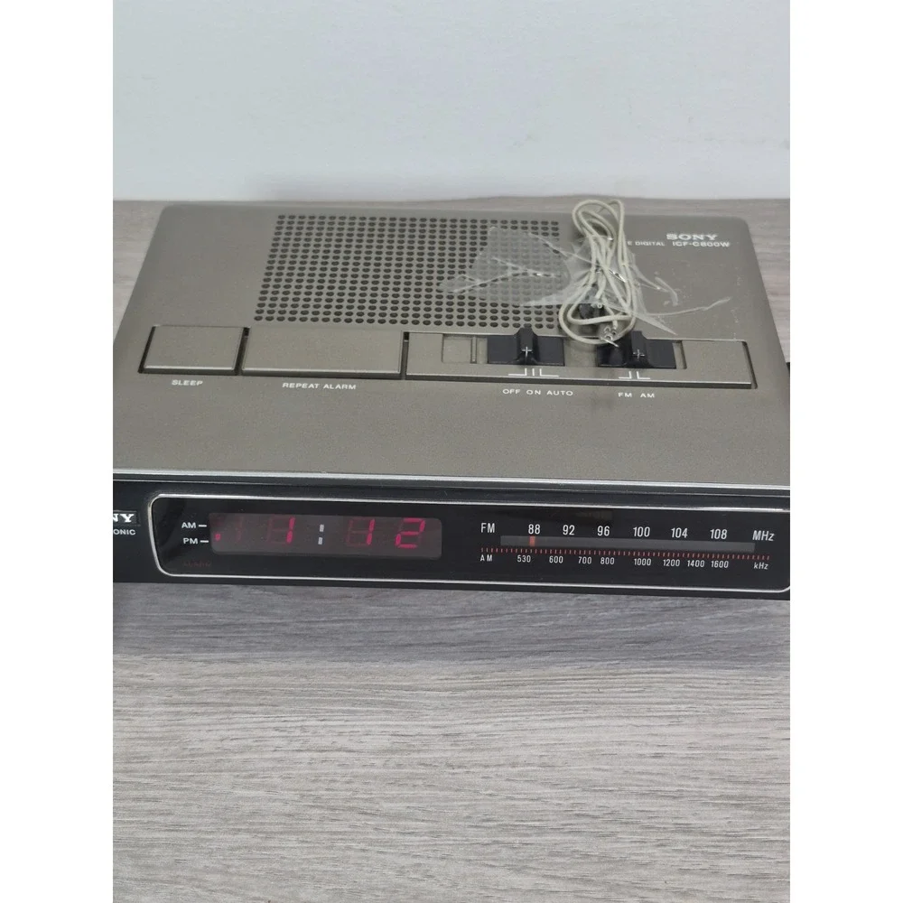 Sony Solid State Digital Alarm Clock AM/FM Radio & Stand ICF-C800W Works